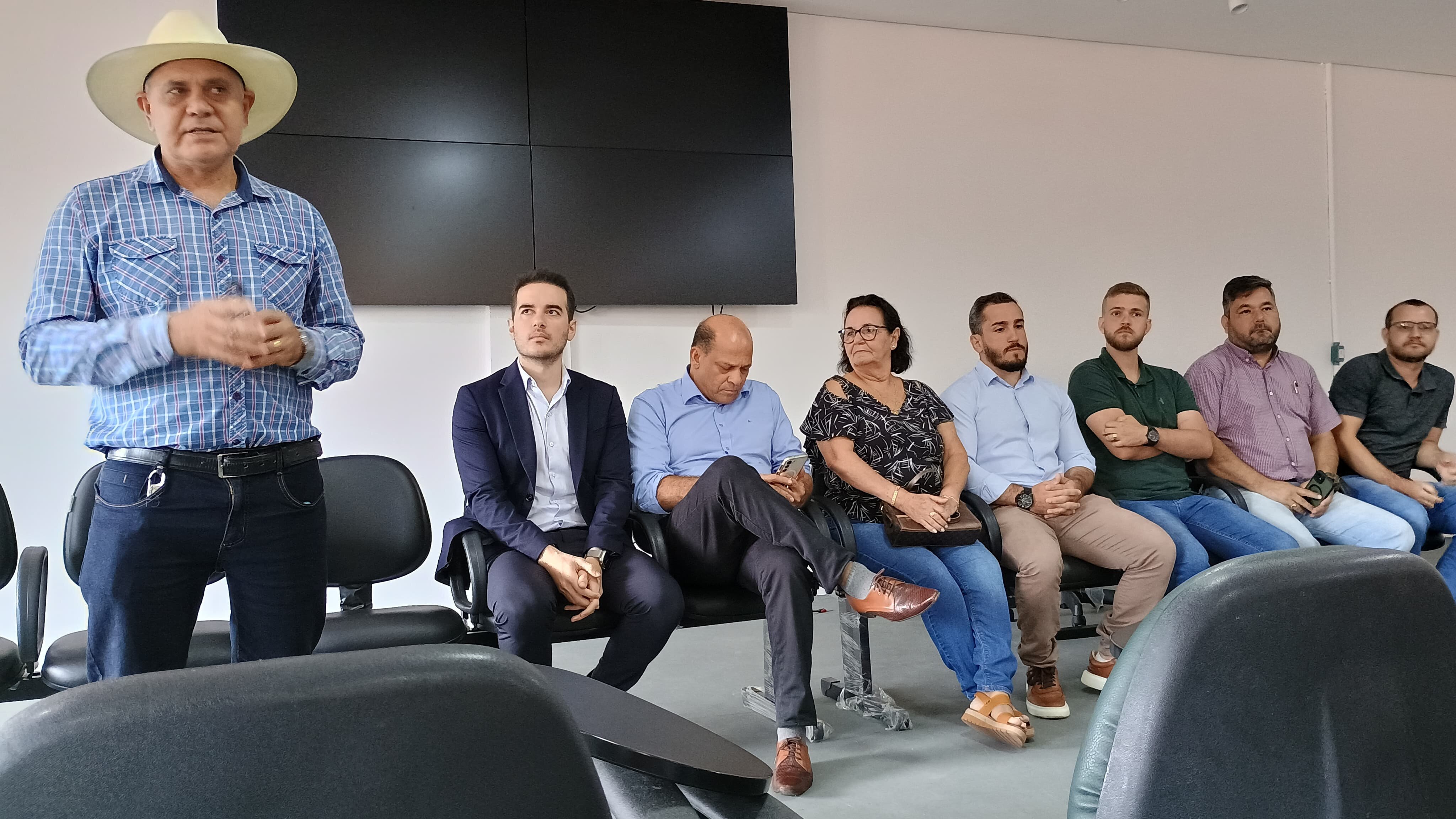 Vereadores participam de reunião com presidentes de associações rurais para discutir emendas parlamentares